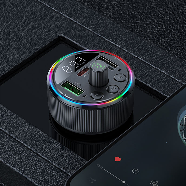 HOCO E82 Guerrero Wireless FM Transmitter PD30W+QC+3.0 mit 2 USB + 1 Type-C Anschluss